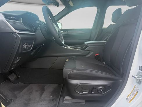 Used 2025 Jeep Grand Cherokee Laredo w/ Luxury Tech Group I image 10