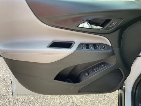 Used 2018 Chevrolet Equinox Premier FWD image 16
