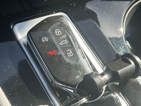 Used 2025 Volkswagen Atlas Cross Sport SE image 22