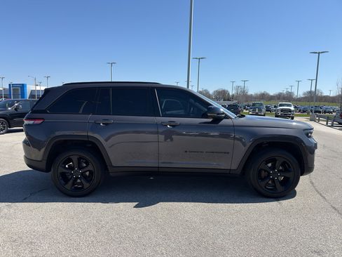 Used 2024 Jeep Grand Cherokee Altitude AWD/4WD image 4