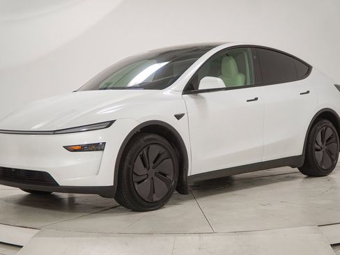 Used 2026 Tesla Model Y AWD image 3