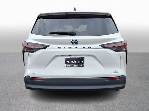 Used 2024 Toyota Sienna XLE AWD/4WD image 5