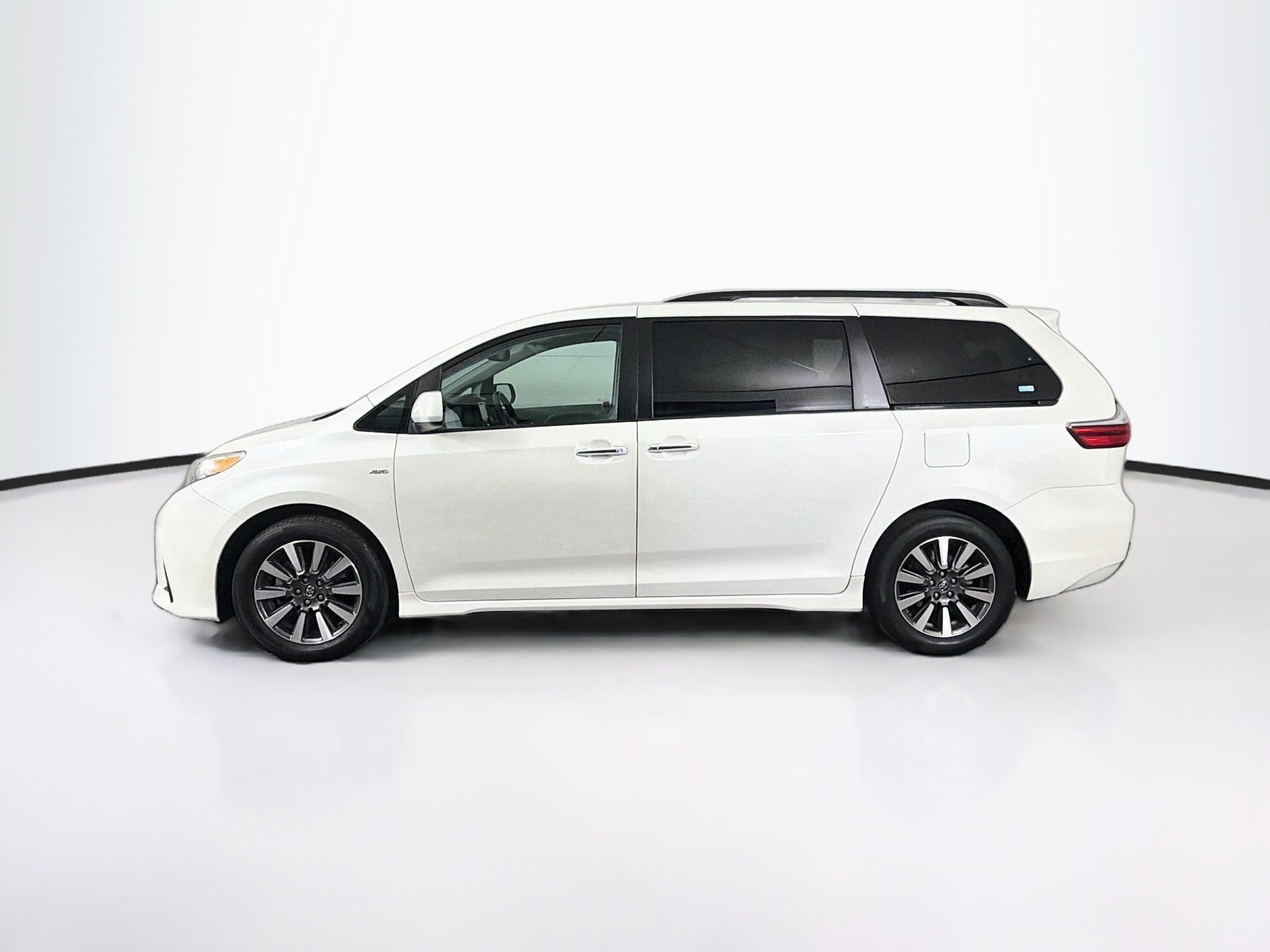 Used 2018 Toyota Sienna XLE w/ XLE Navigation Package AWD/4WD image 4