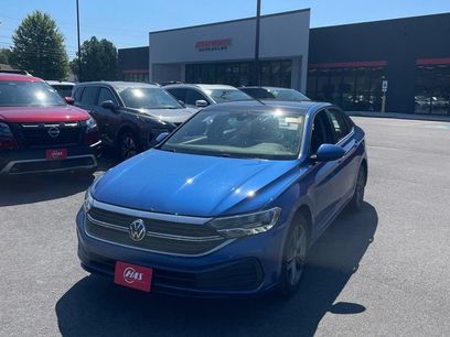 Used 2023 Volkswagen Jetta SE w/ Panoramic Sunroof Package