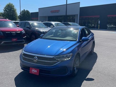 Used 2023 Volkswagen Jetta SE w/ Panoramic Sunroof Package FWD image 1