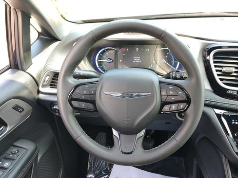 Used 2024 Chrysler Pacifica Premium FWD image 43