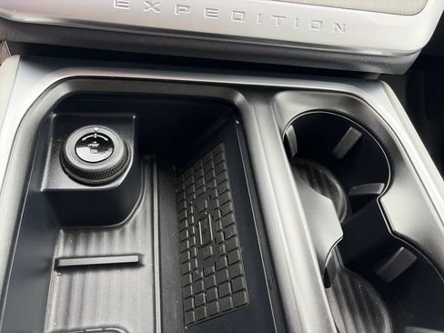 Used 2025 Ford Expedition Max Platinum w/ Platinum Ultimate Package AWD/4WD image 25
