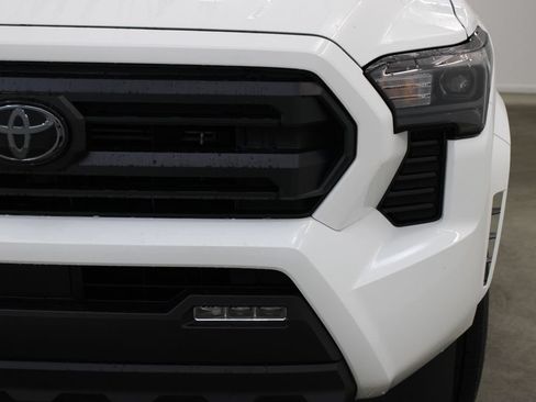 Used 2025 Toyota Tacoma SR5 AWD/4WD image 8