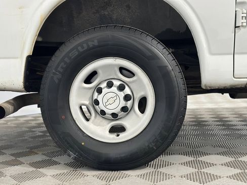 Used 2017 Chevrolet Express 2500 image 31