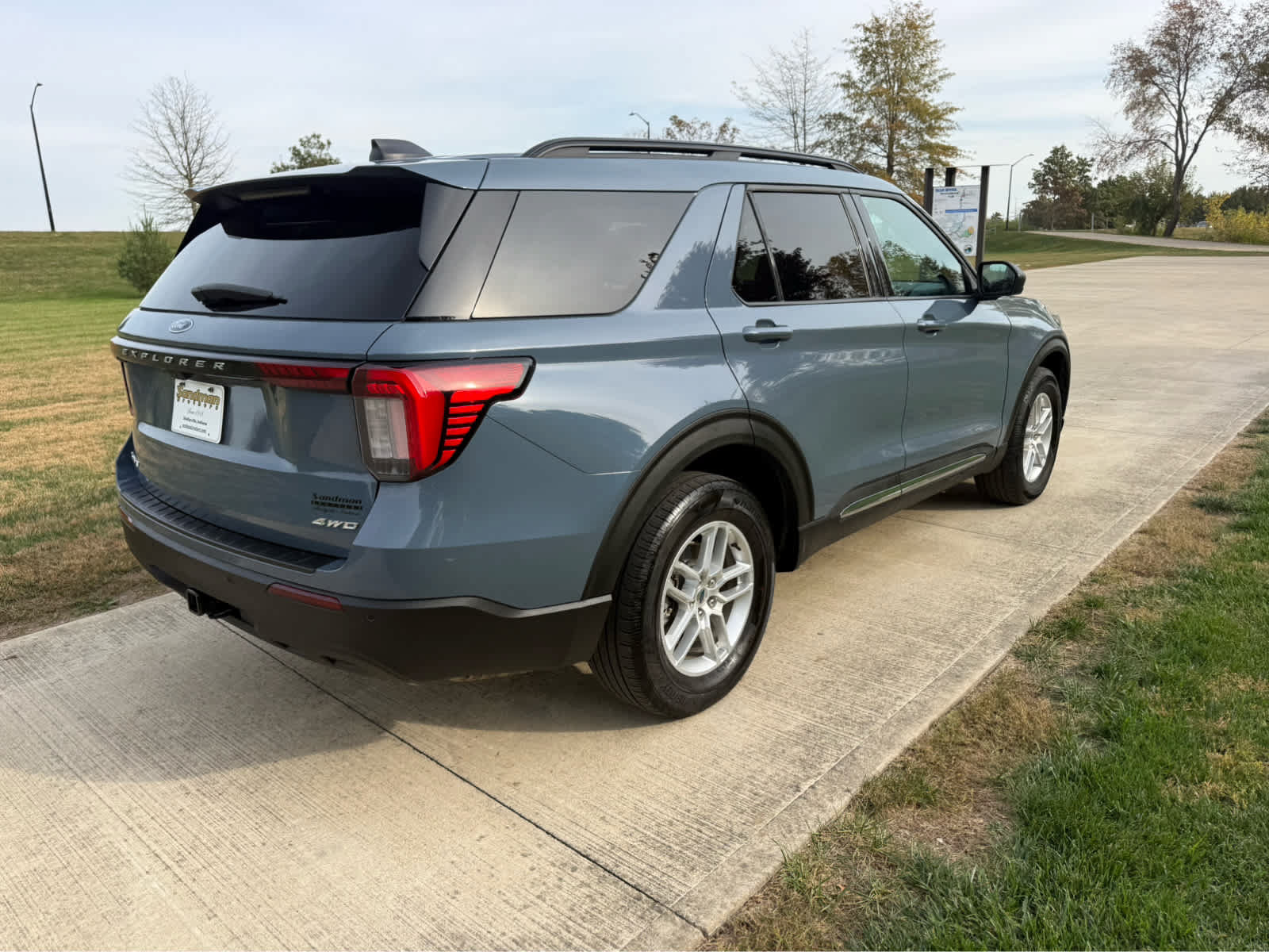 Used 2025 Ford Explorer Active AWD/4WD image 6