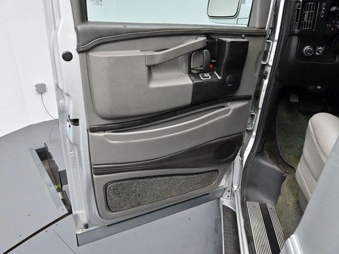 Used 2017 GMC Savana 2500 RWD image 13