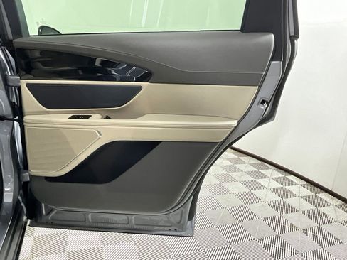 Used 2025 Lincoln Nautilus Premier image 24