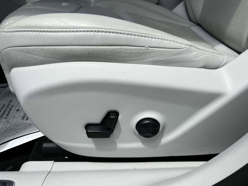 Used 2019 Jeep Cherokee Limited image 16