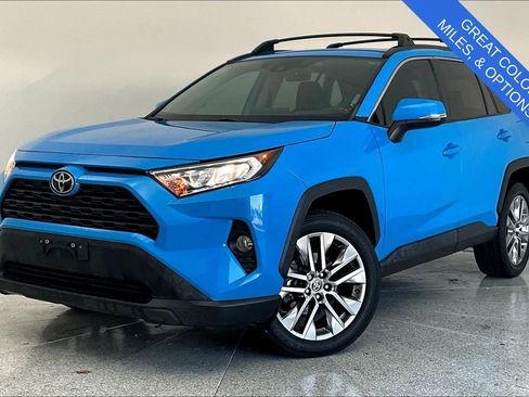 Used 2021 Toyota RAV4 XLE Premium w/ Carpet Mat Package (TMS) image 16