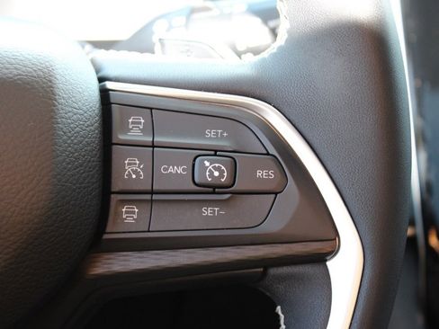 Used 2023 Jeep Grand Cherokee Altitude image 20