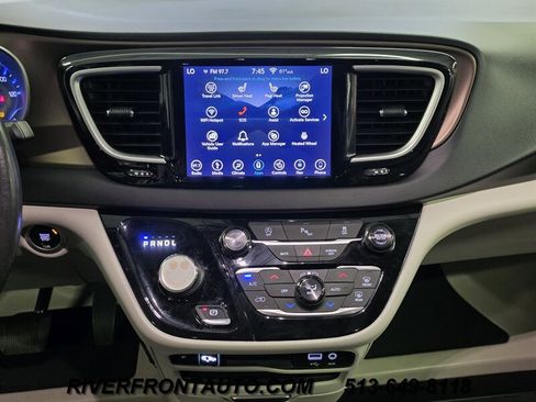 Used 2019 Chrysler Pacifica Touring-L FWD image 8