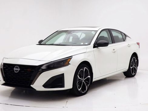 Used 2023 Nissan Altima 2.5 SR w/ SR Premium Package image 2