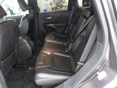Used 2019 Jeep Cherokee Latitude Plus FWD image 13