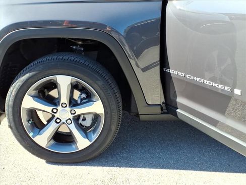 New 2025 Jeep Grand Cherokee Limited image 32