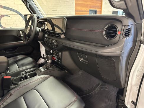 Used 2025 Jeep Wrangler Unlimited Rubicon w/ Convenience Group AWD/4WD image 22