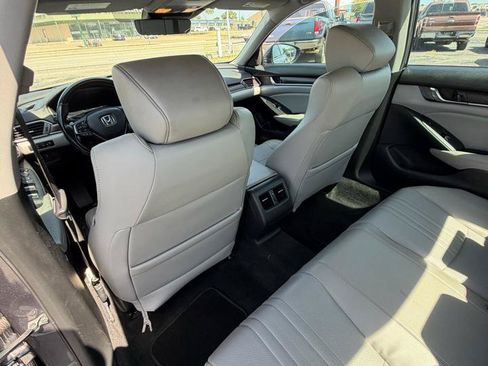 Used 2018 Honda Accord Touring image 10