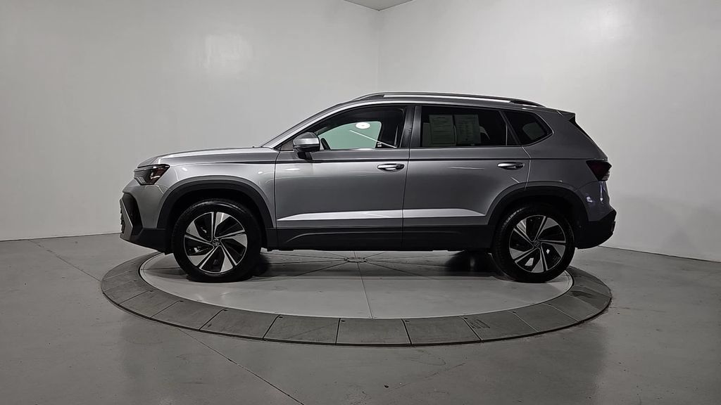 Used 2025 Volkswagen Taos SE w/ Panoramic Sunroof Package AWD/4WD image 2
