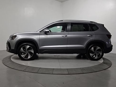 Used 2025 Volkswagen Taos SE w/ Panoramic Sunroof Package AWD/4WD image 2