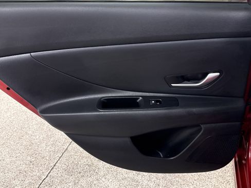 Used 2025 Hyundai Elantra SE image 10