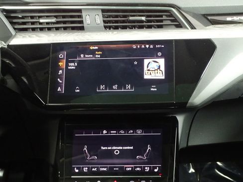 Used 2021 Audi e-tron Premium Plus image 31