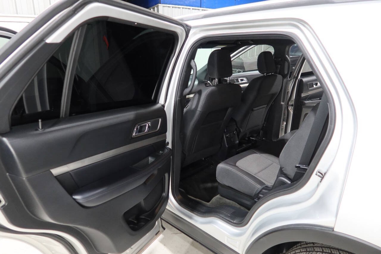 Used 2018 Ford Explorer XLT w/ Equipment Group 201A FWD image 17
