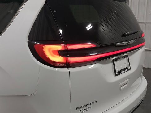 Used 2025 Chrysler Pacifica Select image 36