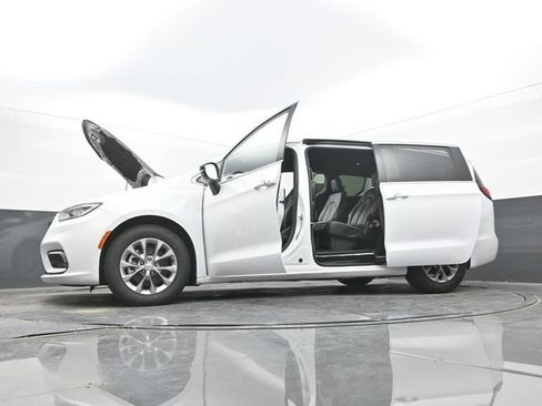 Used 2026 Chrysler Pacifica Limited FWD image 70