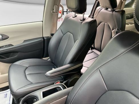 Used 2024 Chrysler Pacifica Touring-L FWD image 33