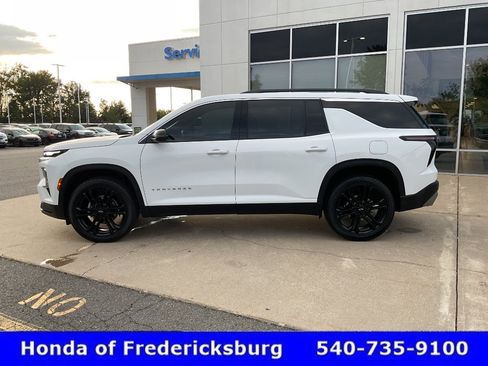 Used 2025 Chevrolet Traverse LT FWD image 3