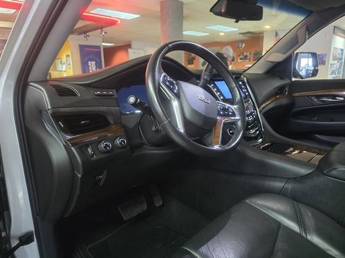 Used 2017 Cadillac Escalade ESV Premium Luxury image 8