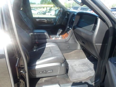 Used 2016 Lincoln Navigator Select RWD image 10
