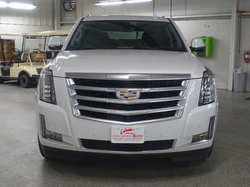 Used 2020 Cadillac Escalade Luxury image 2