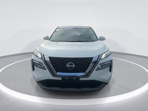 Used 2023 Nissan Rogue SV image 3