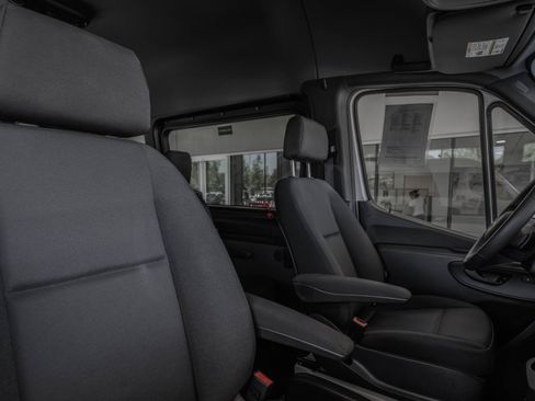 Used 2025 Mercedes-Benz Sprinter 2500 image 32