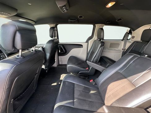 Used 2019 Dodge Grand Caravan SXT image 3