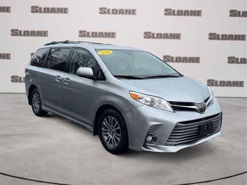 Used 2020 Toyota Sienna XLE w/ Carpet Mat Package image 7
