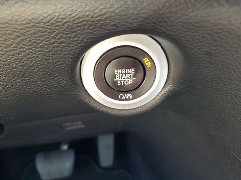 Used 2025 Chrysler Pacifica Select image 35