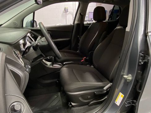 Used 2020 Chevrolet Trax LT FWD image 17