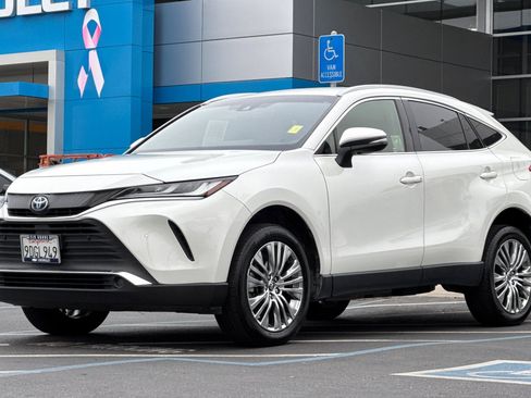 Used 2022 Toyota Venza XLE image 7