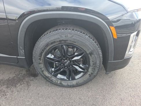 Used 2022 Chevrolet Traverse LT image 2