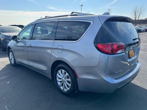 Used 2018 Chrysler Pacifica Touring-L image 5
