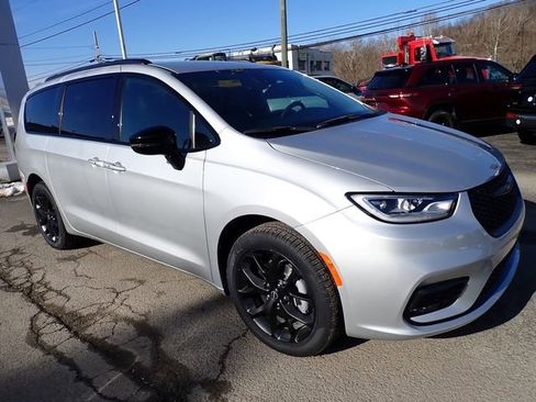 New 2026 Chrysler Pacifica Select w/ S Appearance Package image 9