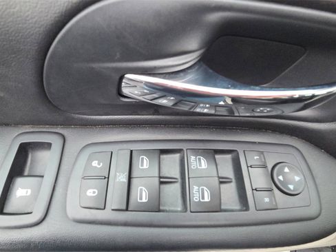 Used 2016 Dodge Grand Caravan SE image 23