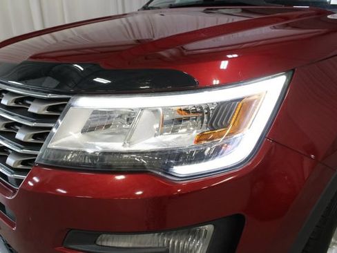 Used 2017 Ford Explorer XLT w/ Equipment Group 202A AWD/4WD image 34