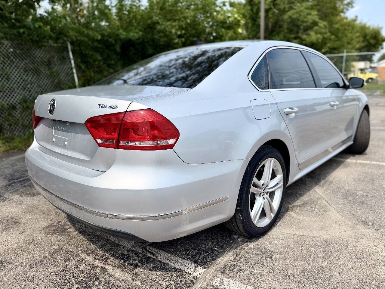 Used 2015 Volkswagen Passat TDI SEL Premium FWD image 3